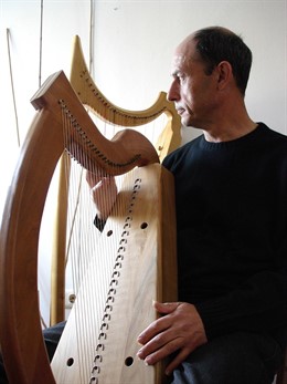 Javier Sáinz con un Clarsach Renacentista