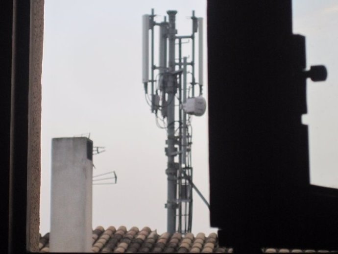 Antena instalada ilegalmente vista desde la ventana de una vecina en Son Buit