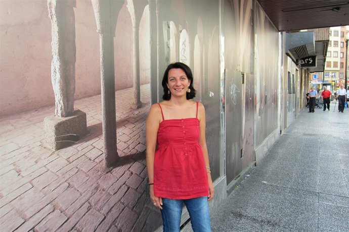 Leticia Crespo ante el inmueble donde están ubicado los Baños Judíos de Zaragoza