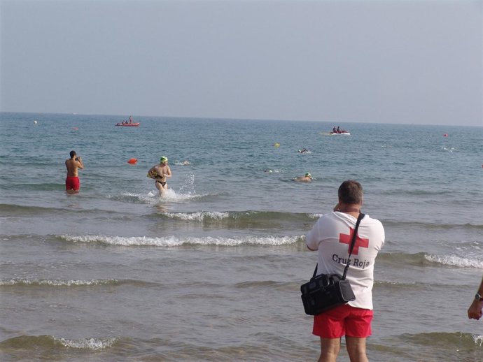 Socorrista De Cruz Roja En Una Playa