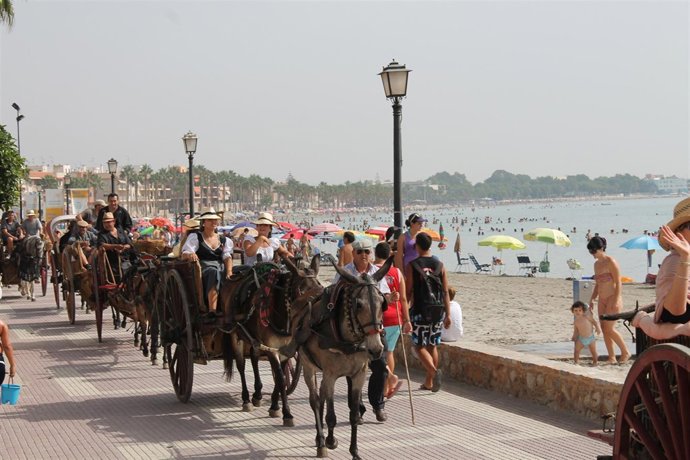 Los carros toman la playa de Los Alcázares 