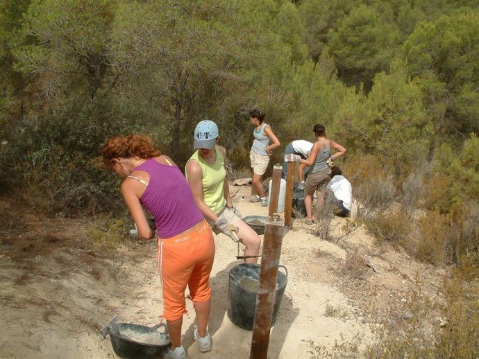 Imagen de jóvenes voluntarios