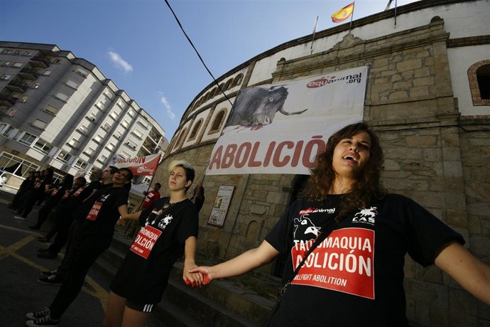 Cadena humana contra la tauromaquia