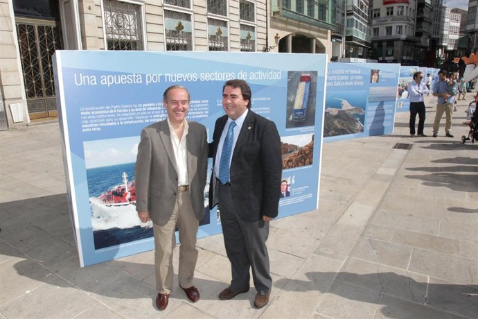 Negreira en la inauguración de la exposición fotográfica del Puerto Exterior
