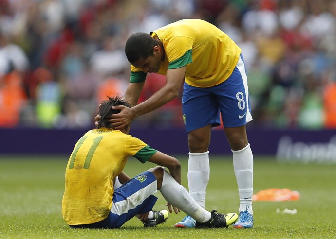 Neymar es consolado tras la derrota ante México