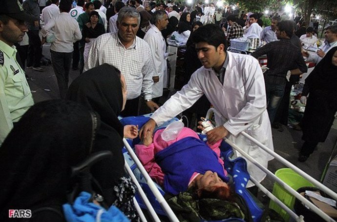 Niña herida en uno de los terremotos de Irán