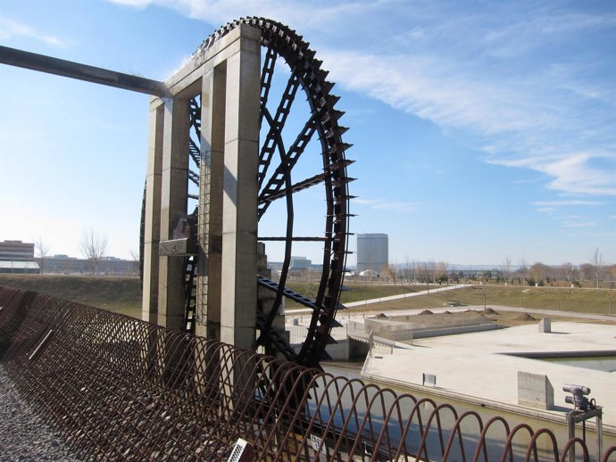 Noria Del Parque Del Agua De Zaragoza, Con La Torre Del Agua Al Fondo