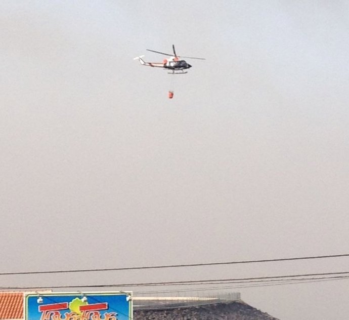 Helicóptero ayudando a la extinción del fuego