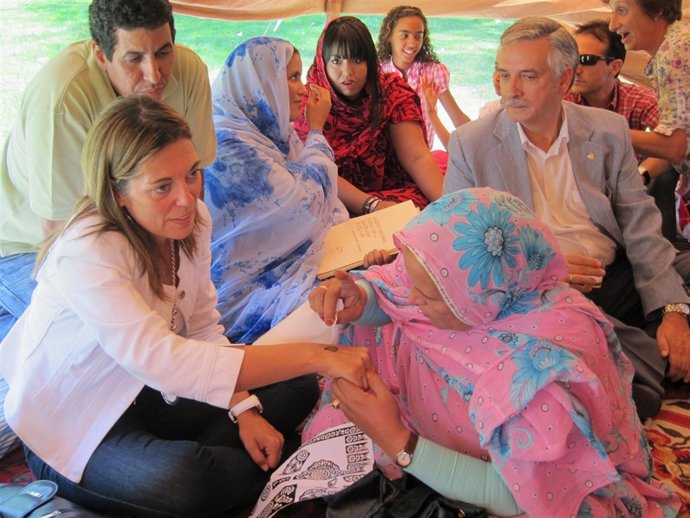 Una Mujer Saharaui Hace Un Tatuaje De Jena A Marcos