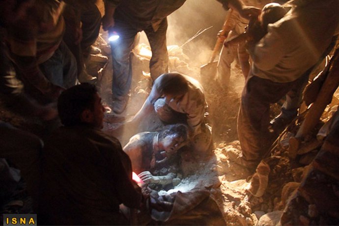Los equipos de rescate ayudan a las víctimas de los dos terremotos de Irán