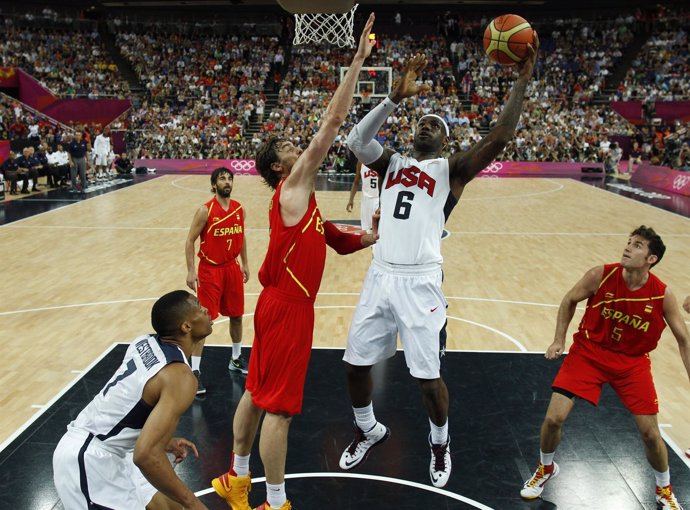Pau Gasol ante Kobe Bryant en la final olímpica