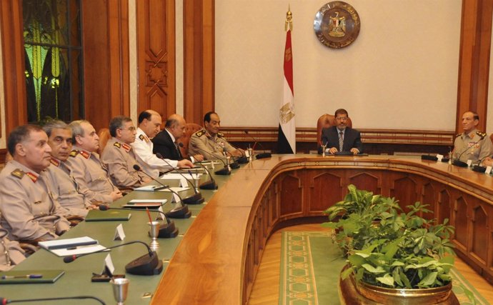 El presidente Mohamed Mursi junto a la nueva cupula militar egipcia