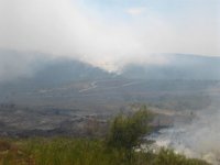El alcalde, "indignado" por la falta de medios y el "desinterés" del Gobierno en el incendio