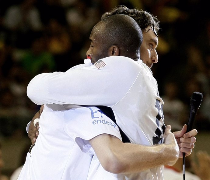 Pau Gasol se abraza con Kobe Bryant baloncesto 