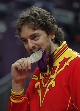 Pau Gasol con la medalla olímpica 