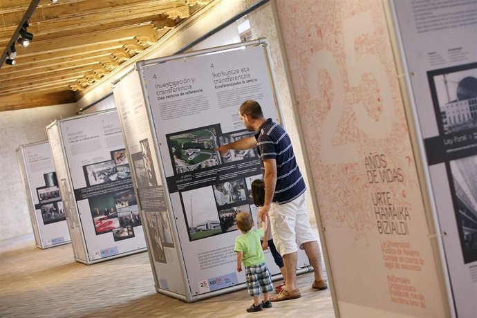 Exposición '25 años de vida' en la UPNA.