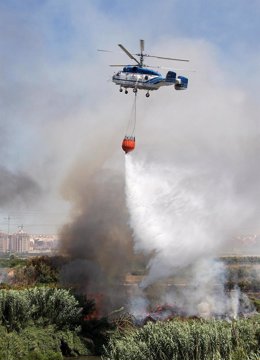 Imagen De Archivo De Un Helicóptero En Las Tareas De Extinción Del Fuego 