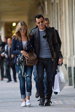 Jennifer Aniston y Justin Theroux pasean juntos por París 