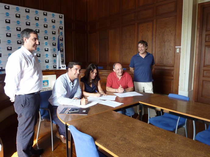 Juan Karlos Izagirre y Álvaro Bilbao firmando el convenio