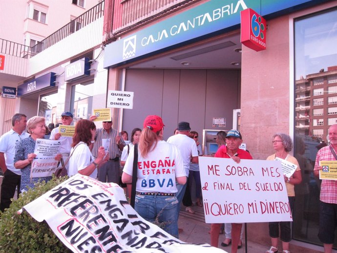 Afectados por las preferentes protestan en Caja Cantabria de Solares