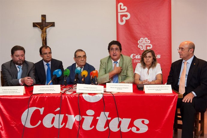 Colegios Profesionales Entregan 8.000 Euros A Cáritas