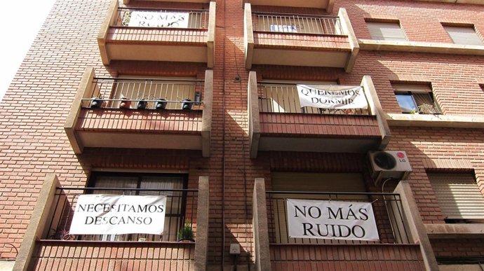 Viviendas con el cartel de 'No más ruido'