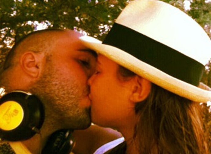 Kiko Rivera y Jessica Bueno dándose un beso 