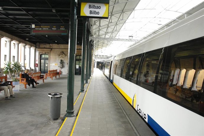 Tren de Feve estacionado en Bilbao