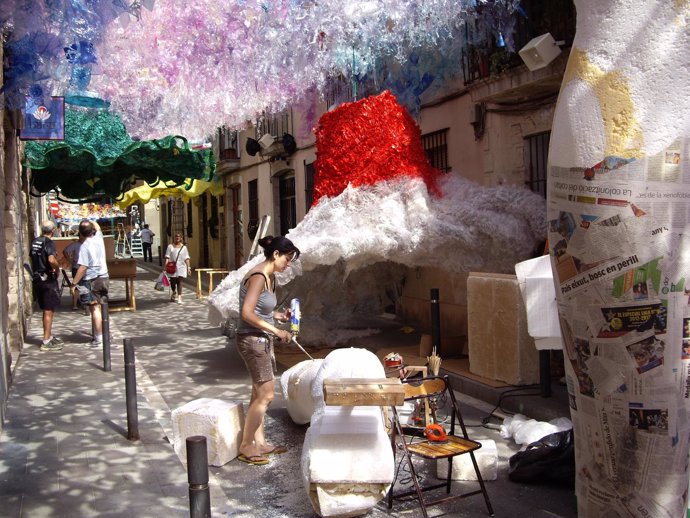 Preparativos de la Fiesta Mayor de Gràcia, calle Fraternitat