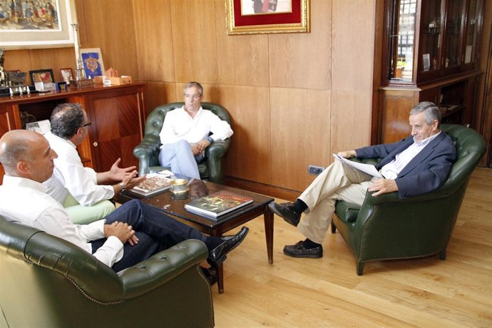Gutiérrez (drcha) con los portavoces de los tres Grupos del Ayuntamiento