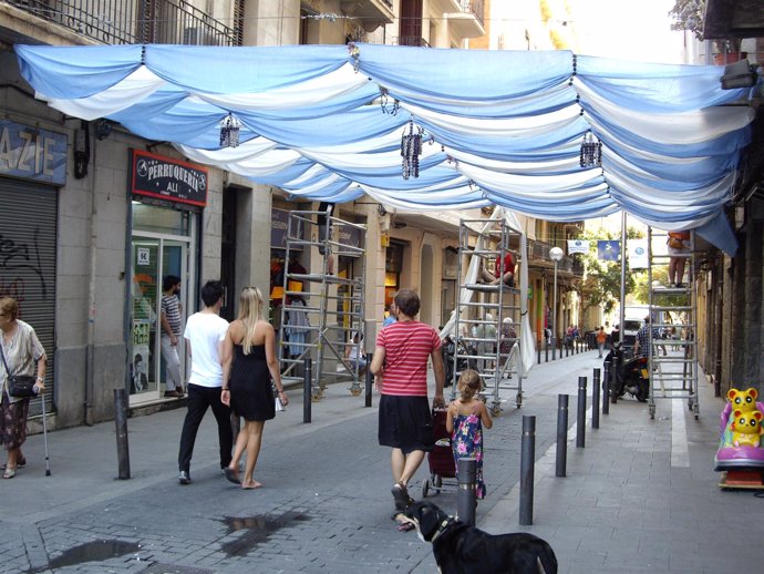 La Calle Puigmartí Se Prepara Para Las Fiestas De Gràcia 2012
