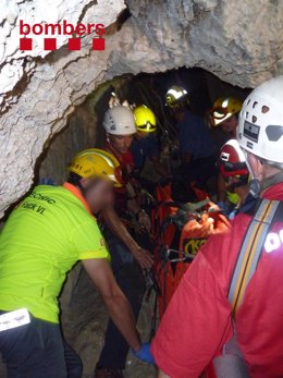 Los Bomberos rescatan a una mujer en una cueva de Bigues i Riells