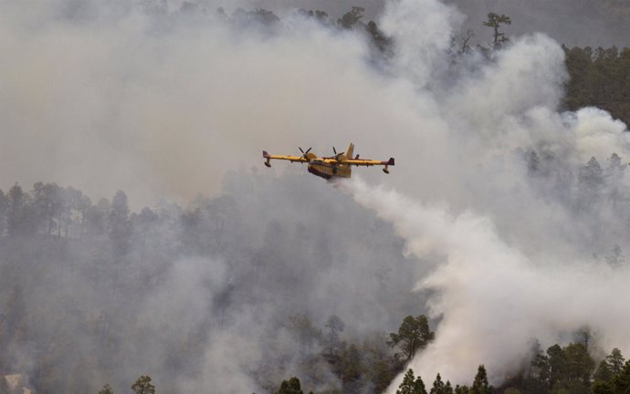 Hidroavión del ejército del aire en un incendio de las islas Canarias