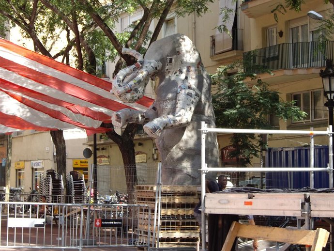 La Plaza De La Vila De Gràcia Se Prepara Para La Fiesta Mayor De 2012