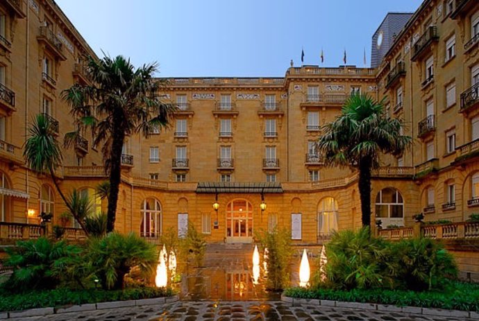 Hotel María Cristina, Uno De Los Que Acoge Esta Muestra.