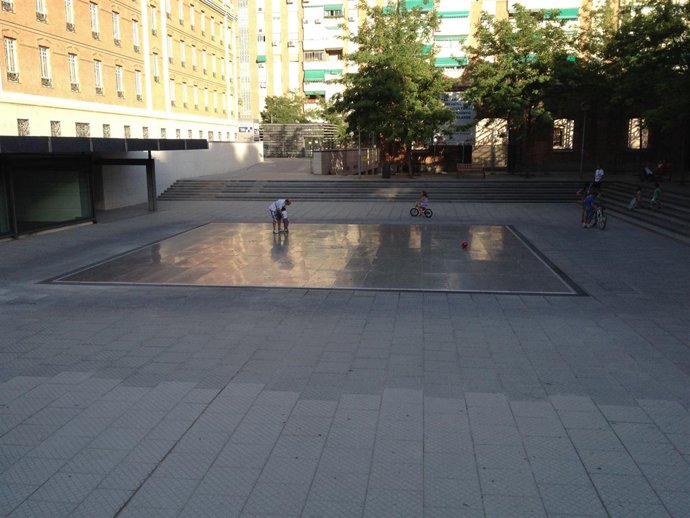 Imagen De La Fuente De Los Antiguos Cuarteles De Daoiz Y Velarde