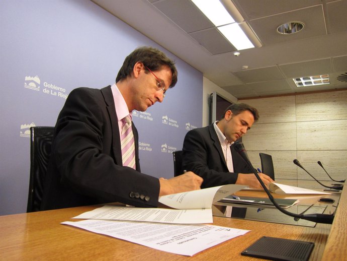 Capellán y el alcalde de Igea, Sergio Álvarez, firman convenio de colaboración