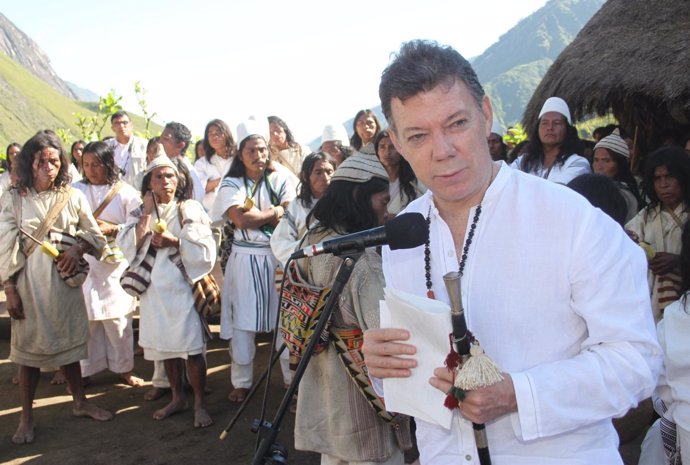 Juan Manuel Santos con indígenas.