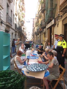Una patrulla mixta en una calle engalanada de Gràcia