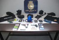 Detienen a tres personas que portaban placas falsas de la Policía Nacional, una pistola y un revolver