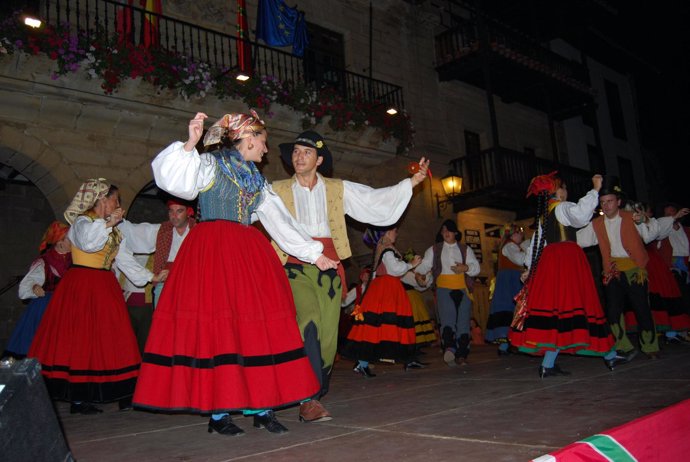 Danzas en la Plaza Mayor de Santillana