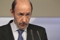 Economía/Laboral.-Rubalcaba dice que la prórroga de los 400 euros era "de justicia" y lo achaca a la "presión" del PSOE 