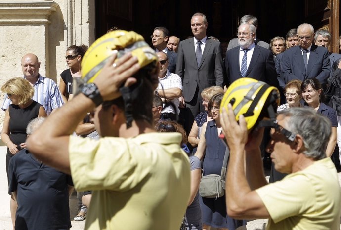 Cañete Y Fabra Asisten Al Funeral Por El Brigadista Muerto En Torremanzanas