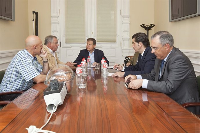 El consejero de Turismo con el alcalde de Santillana del Mar