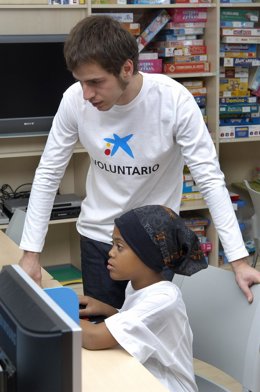 Voluntario De La Caixa En Un Ciber