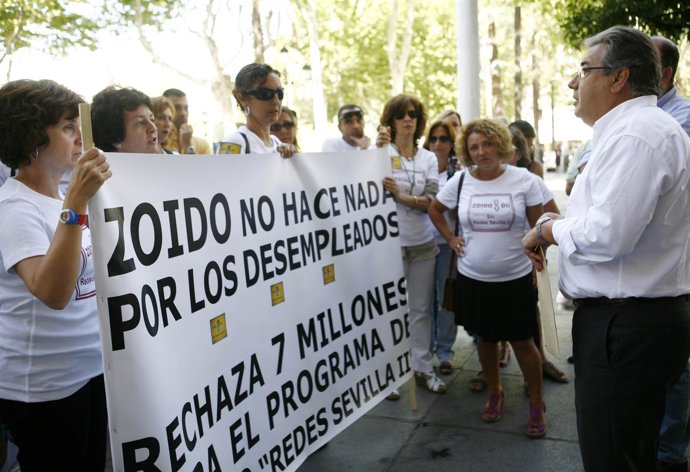 Trabajadores de 'Redes Sevilla' protestan ante Zoido