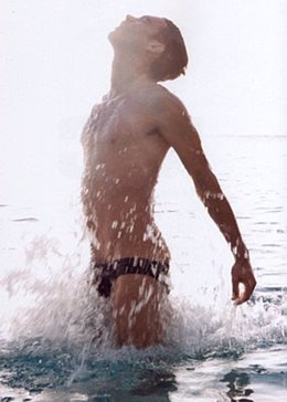 Jon Kortajarena en mini bañador dentro del agua 