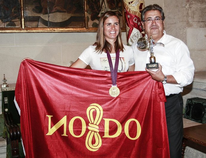 El alcalde de Sevilla, Juan Ignacio Zoido, con la medallista Marina Alabau