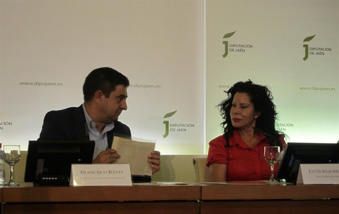 Reyes Muestra Manuscritos De Miguel Hernández Ante Su Nuera, Lucía Izquierdo.