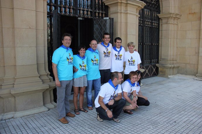 Izagirre Y Miembros De Su Gobierno Con La Camiseta Solidaria.